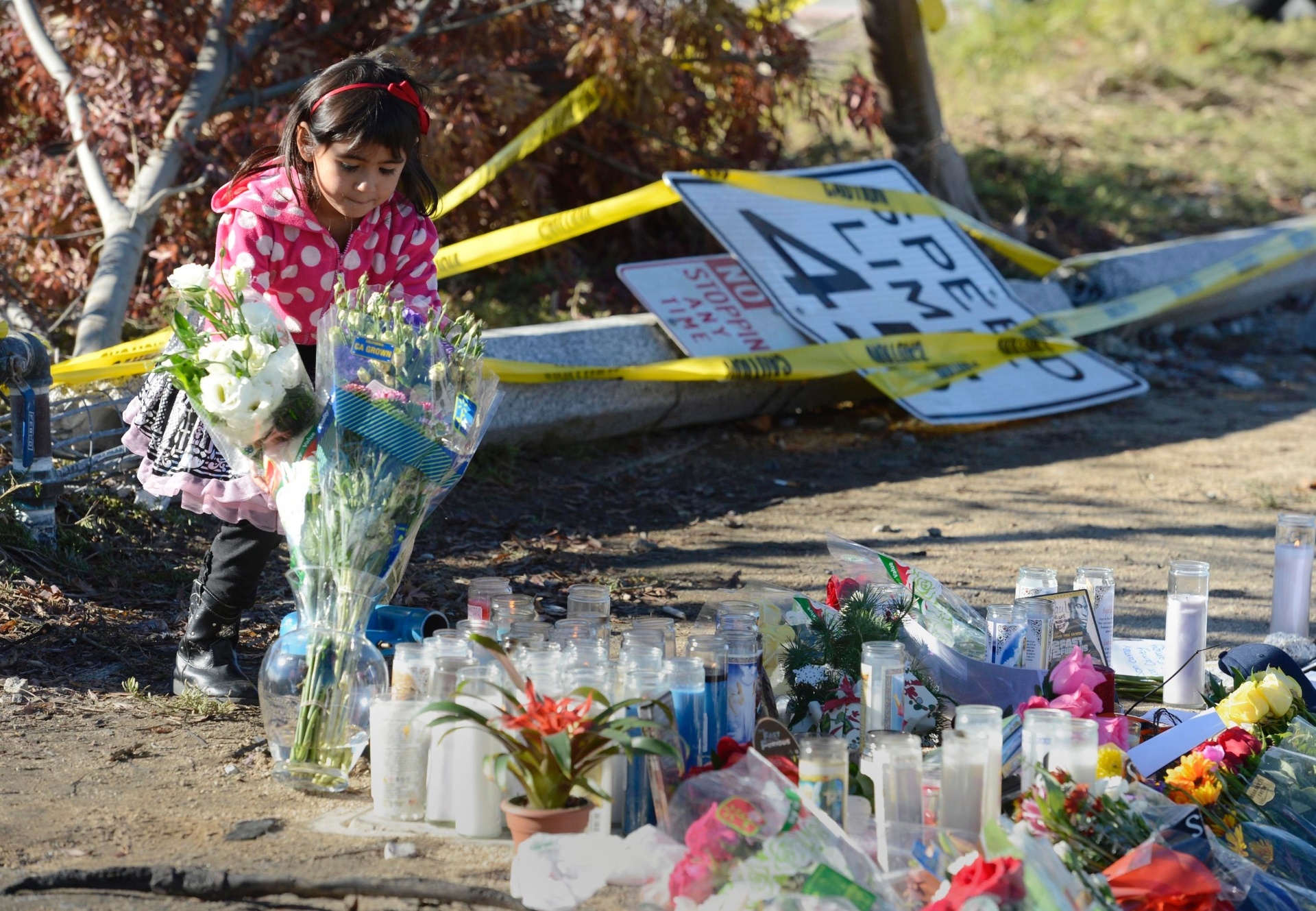 01.dez.2013 - Fãs de Paul Walker fazem homenagem para ele no local em que ele morreu, em Valencia, condado de Los Angeles, nos Estados Unidos. O ator da franquia "Velozes e Furiosos" morreu aos 40 anos e um acidente de carro no sábado (30) - Reuters