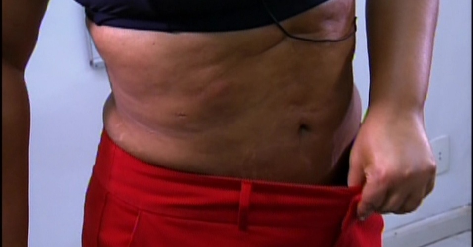 01.dez.2013 - Preta Gil exibe a sua cintura na noite deste domingo (1), no quadro "Medida Certa", do "Fantástico"