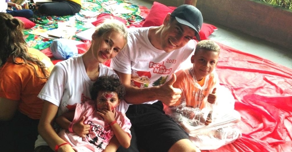 01.dez.2013 - Yasmin Brunet e Evandro Soltadi participam de festa de Natal com crianças carentes da Ong Sonhar acordado no Rio