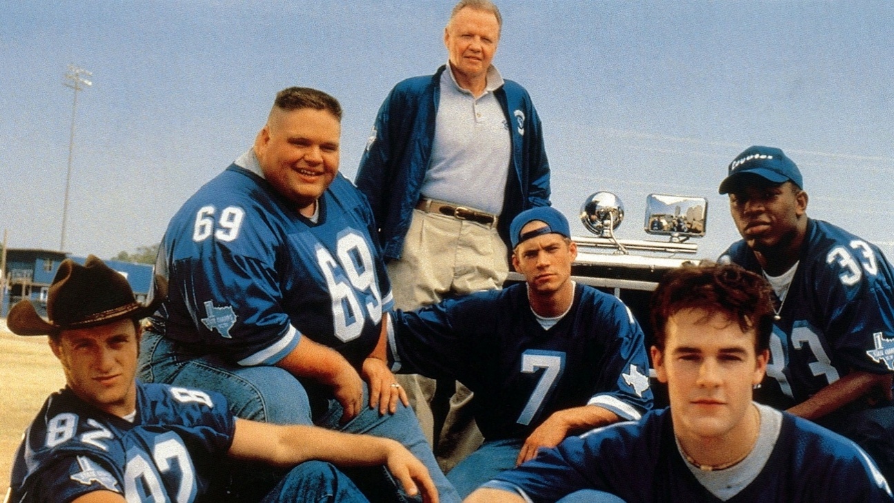 1999 - Ator Paul Walker (ao fundo) no filme "Varsity Blues" - Divulgação