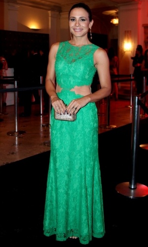 2.dez.2013- Juliana Knust escolheu um vestido verde com renda e transparência para a festa da revista "GQ Brasil"  no Copacabana Palace, no Rio
