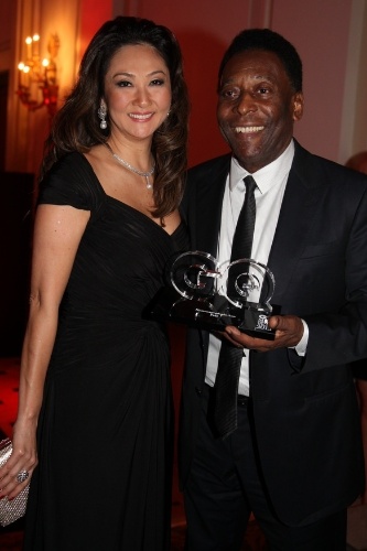 2.dez.2013 - Pelé e a namorada, Márcia Aoki, na premiação da revista "GQ" no Copacabana Palace, no Rio de Janeiro