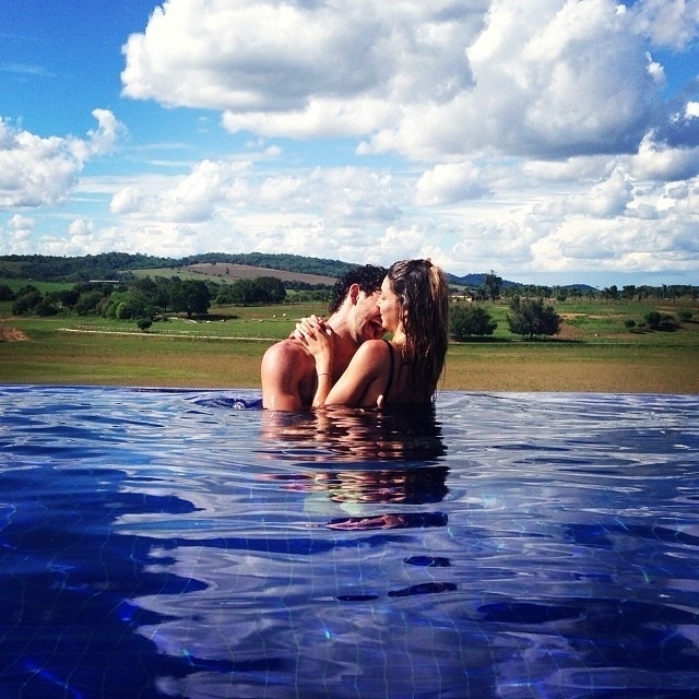 2.dez.2013 - Alexandre Pato troca carícias com a namorada na piscina
