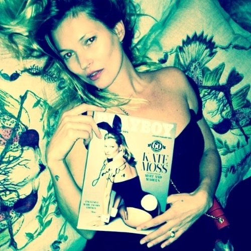 2.dez.2013 - Kate Moss posa com a edição da "Playboy" da qual é capa em foto de Mert Alas, um dos fotógrafos responsáveis pelo ensaio da modelo para a publicação. "Comemorando nossa primeira 'Playboy' com Kitty em casa. Te amo, menina má", escreveu Alas ao postar a foto no Instagram