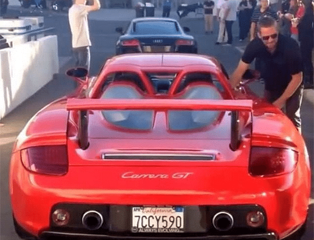 Walker e o Porsche Carrera GT, supostamente poucos minutos antes do acidente fatal - Reprodução/Twitter