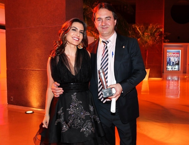 2.dez.2013 - A jornalista Ticiana Villas Boas e o marido, o empresário Joesley Batista, comparecem à cerimônia de premiação dos Brasileiros do Ano no Citibank Hall, em São Paulo. O evento premia os brasileiros de maior destaque em 2013 e conta com a presença de autoridades políticas, jornalistas e celebridades