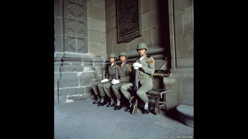 Com uma câmera e uma cadeira de rodas adaptadas, David Constantine continuou a viajar pelo mundo fotografando pessoas em países em desenvolvimento e comunidades que lutam para se recuperar de conflitos - David Constantine