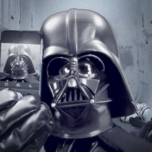 Darth Vader tira foto de si mesmo para Instagram - Reprodução/Instagram