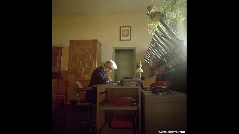 "David Constantine está confinado a uma cadeira de rodas, o que significa que seu ponto de vista é sempre no mesmo nível dos olhos ou abaixo do sujeito que está sendo fotografado", diz a curadora da exposição "With A Conscious Eye" (Com Olho Consciente), Jessica Mander - David Constantine