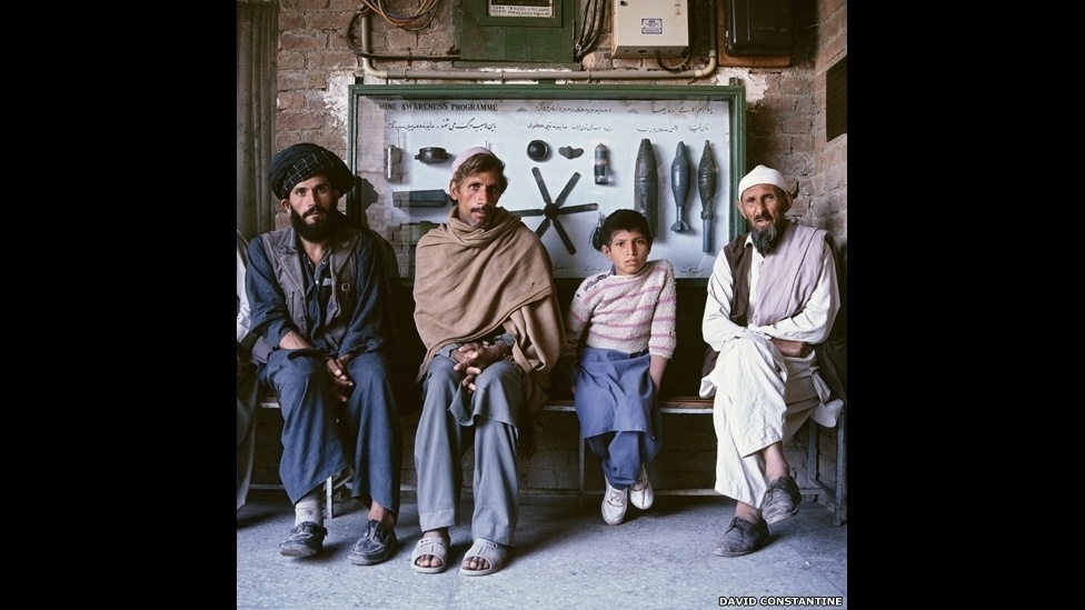 Em 1982, o fotógrafo britânico David Constantine se envolveu em um acidente de mergulho que o deixou paralisado do pescoço para baixo - David Constantine