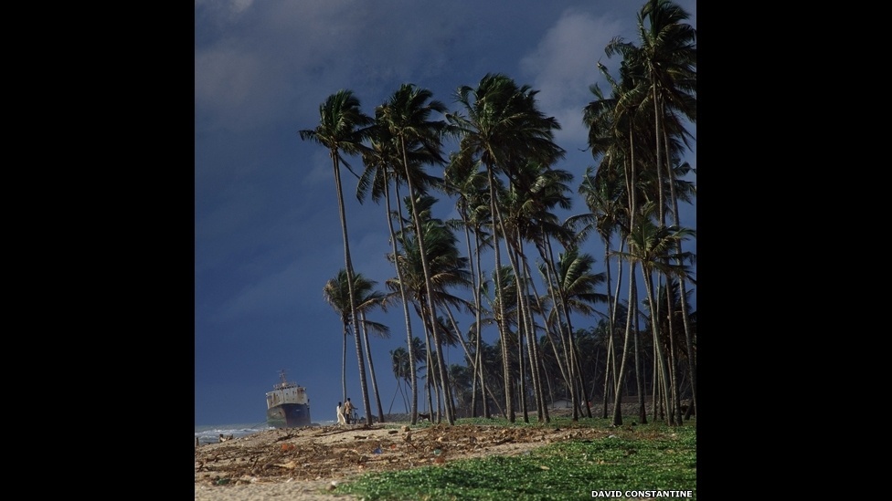 Em cadeira de rodas adaptada, David Constantine visita países em desenvolvimento e comunidades que lutam para se recuperar de conflitos - David Constantine