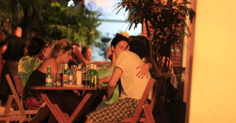2.dez.2013 - Fernanda Paes Leme beija rapaz em lanchonete na zona sul do Rio de Janeiro