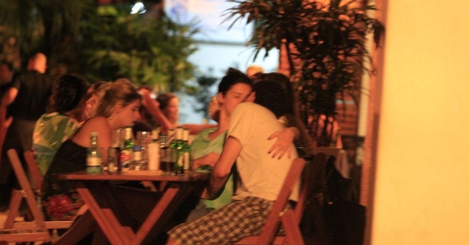 3.dez.2013 - Fernanda Paes Leme beija rapaz em lanchonete na zona sul do Rio de Janeiro