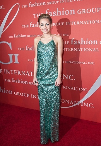 A cantora e atriz Miley Cyrus pode ter ficado com o título de mais mal vestida, mas mostrou que também fez bonito nos tapetes vermelhos de 2013 com o vestido Marc Jacobs e o 6º lugar da lista da "Time" - Divulgação