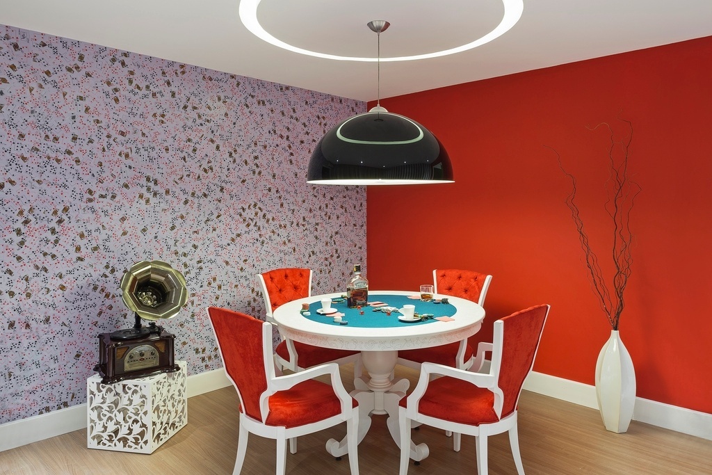 A Sala de Chá e Jogos foi criada por Elaine Fontenele, Dirceu Gonçalves e Juliana da Costa e quer conciliar hábitos tradicionalmente referidos a um dos sexos em um único ambiente compartilhado. Destaque para o papel de parede feito a partir da colagem de duas mil cartas de baralho (à esq.). A mostra Morar Mais por Menos Brasília fica em cartaz até dia 15 de dezembro de 2013, no QI 19 Chácara 2  - Lago Sul, na capital federal. Outras informações: www.morarmais.com.br - Haruo Mikami/ Divulgação