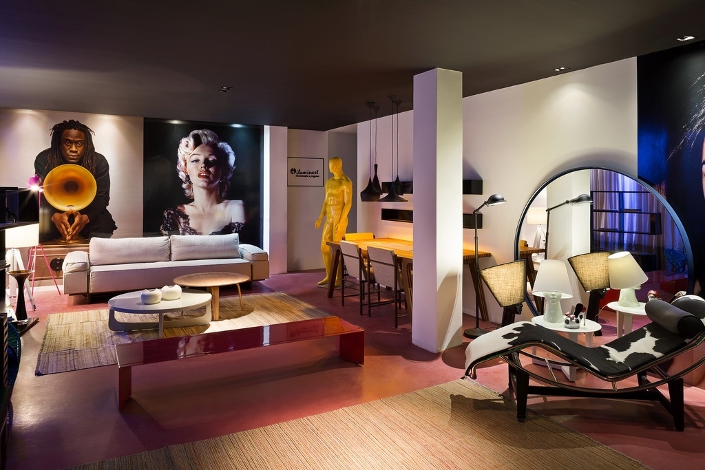 A Sala de Estar, criada por Beth Rosso, partiu dos lofts europeus e do aproveitamento de móveis e objetos descartados. A ambientação procura harmonizar um mix de referências pop. A mostra Morar Mais por Menos Brasília fica em cartaz até dia 15 de dezembro de 2013, no QI 19 Chácara 2  - Lago Sul, na capital federal. Outras informações: www.morarmais.com.br - Haruo Mikami/ Divulgação