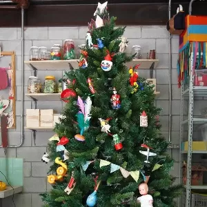 Fotos: Faça uma árvore de Natal diferente usando os brinquedos das crianças  - 05/12/2013 - UOL Universa