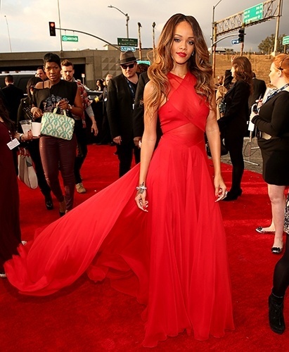 O longo Azzedine Alaïa, vermelho e vaporoso, de Rihanna a colocou no 3º lugar - Divulgação