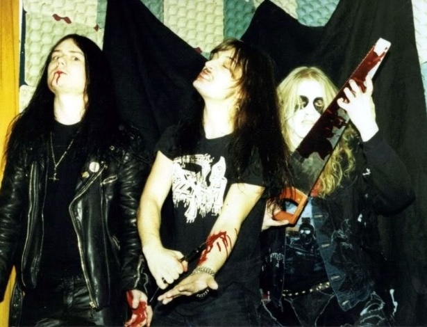 O Mayhem começou em 1984, como uma das bandas criadoras do black metal. Euronymous (e) e Dead (d) morreram ainda antes do lançamento do primeiro álbum dez anos depois, criando polêmicas e uma mística em torno do grupo. O baixista Necrobutcher (c) está até hoje no grupo