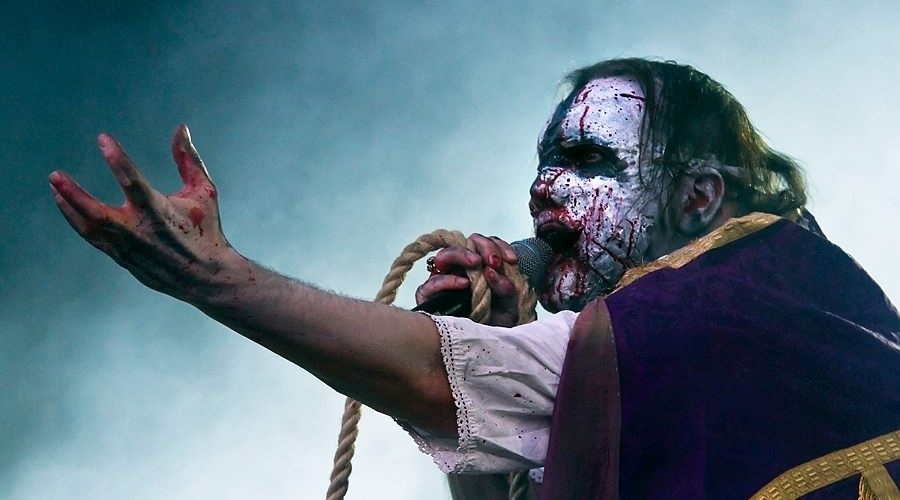 O vocalista Attila Csihar, húngaro, é famoso por seus trajes de horror, com direito a fantasias, rosto pintado e cruzes invertidas