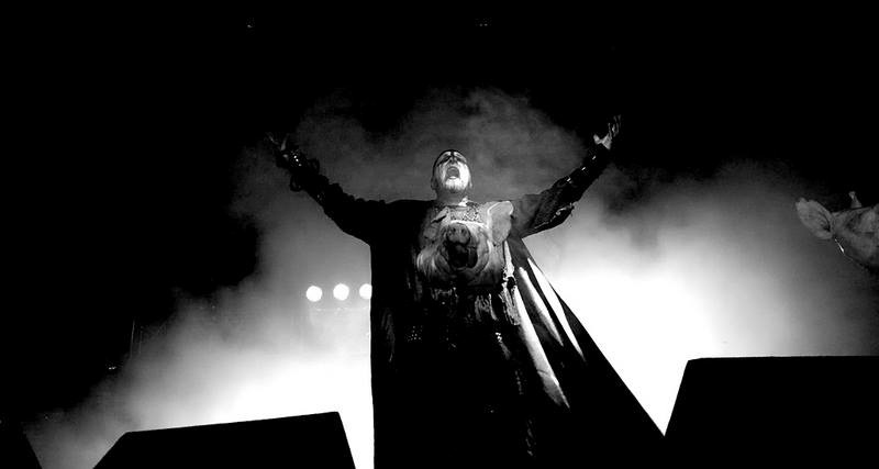 O vocalista Attila Csihar, húngaro, é famoso por seus trajes de horror, com direito a fantasias, rosto pintado e cruzes invertidas