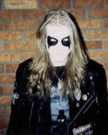 O vocalista Dead cometeu suicídio em 1991. Encontrado morto pelo baterista Hellhammer, o corpo foi fotografado e virou capa de um ao vivo não oficial da banda ? lançamento que a banda não reconhece oficialmente