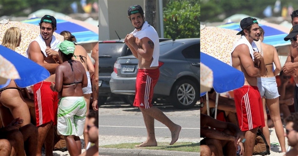 05.dez.2013- Caio Castro curte dia de sol na Praia da Barra da Tijuca, no Rio de Janeiro. O ator foi assediado e tirou fotos com alguns fãs no local