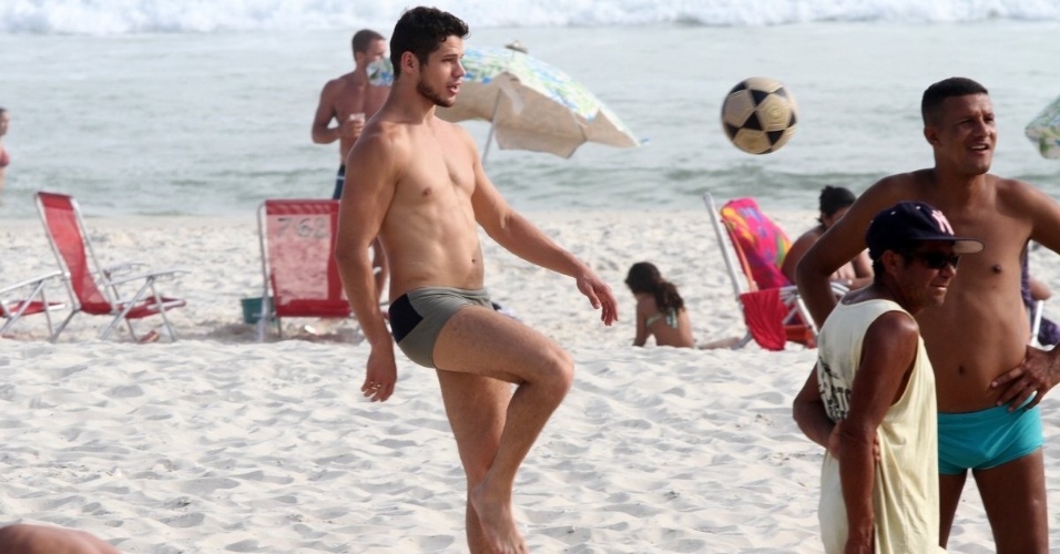 05.dez.2013- José Loreto curte dia de folga na praia da Barra. O ator aproveitou para jogar bola na areia