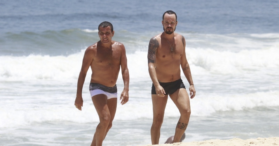 5.dez.2013 - Eri Johnson e Paulinho Vilhena curtiram praia na Barra da Tijuca, zona oeste do Rio