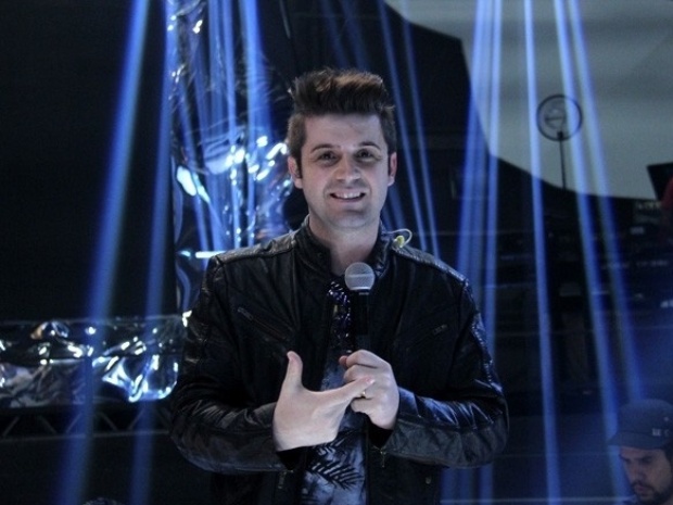 5.dez.2013 - O cantor Gabriel Valim participa do "Altas Horas" especial de aniversário