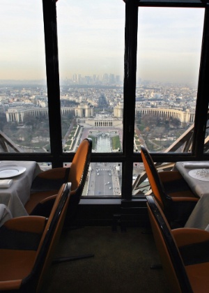 O restaurante Le Jules Verne fica dentro da Torre Eiffel, a 125 metros do chão - AFP PHOTO / PATRICK HERTZOG