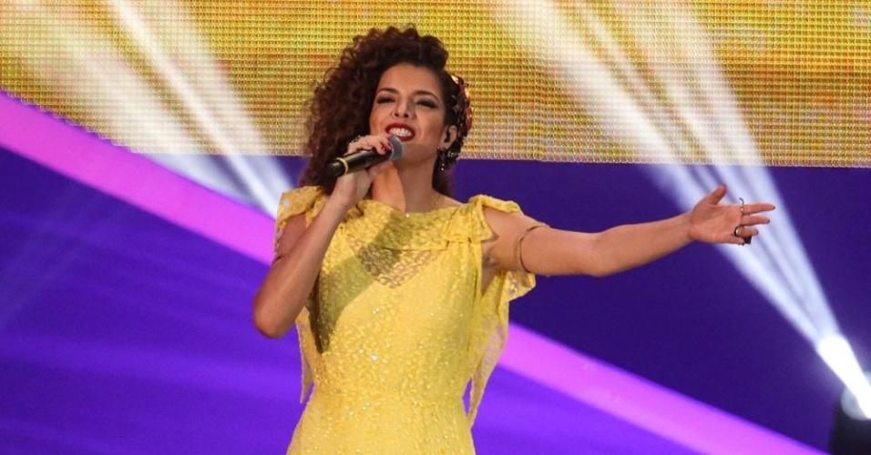 6.dez.2013 - A cantora Vanessa da Mata se apresenta durante a cerimônia de sorteio dos grupos para a Copa do Mundo