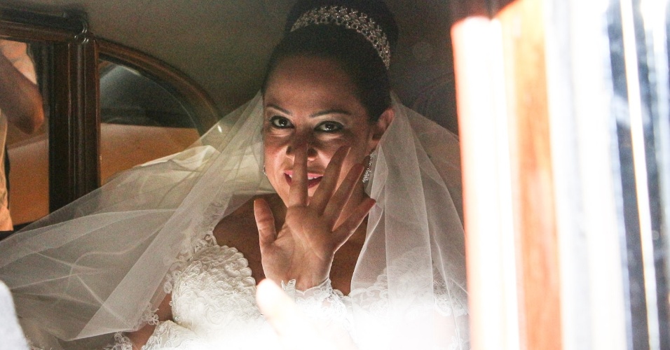 6.dez.2013 - A noiva Silvia Abravanel é fotografada dentro do carro