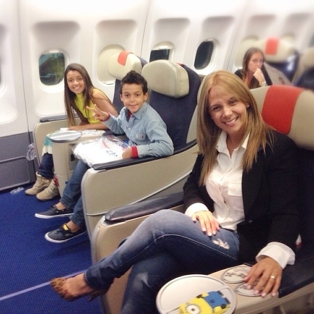 6.dez.2013 - Carla Perez viaja com os filhos para a Europa