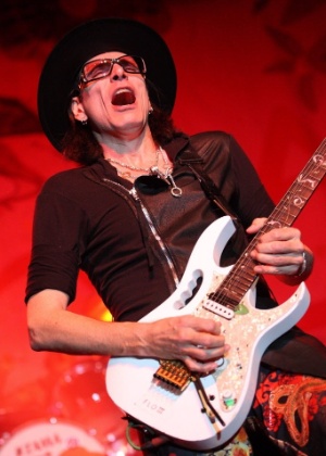 O guitarrista Steve Vai, em show nos Estados Unidos - 6.nov.2013 - Steve C Mitchell/Efe