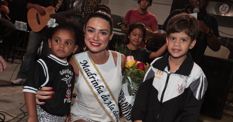 6.dez.2013 - A atriz Thaila Ayala recebe faixa de madrinha da ala das crianças da escola da Samba Gaviões da Fiel em evento de São Paulo
