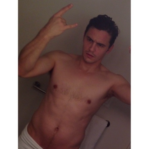6.dez.2013 - James Franco divulgou uma imagem no estilo "selfie" onde aparece só de toalha. "Quase nu", escreveu ele na legenda