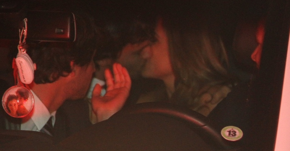 6.dez.2013 - Patrícia Abravanel e o namorado, o deputado Fábio Faria, se beijam dentro do carro ao chegar no casamento de Silvia