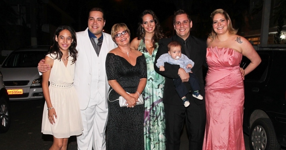 6.dez.2013 - Tiago Abravanel posa com a família no casamento da tia, Silvia