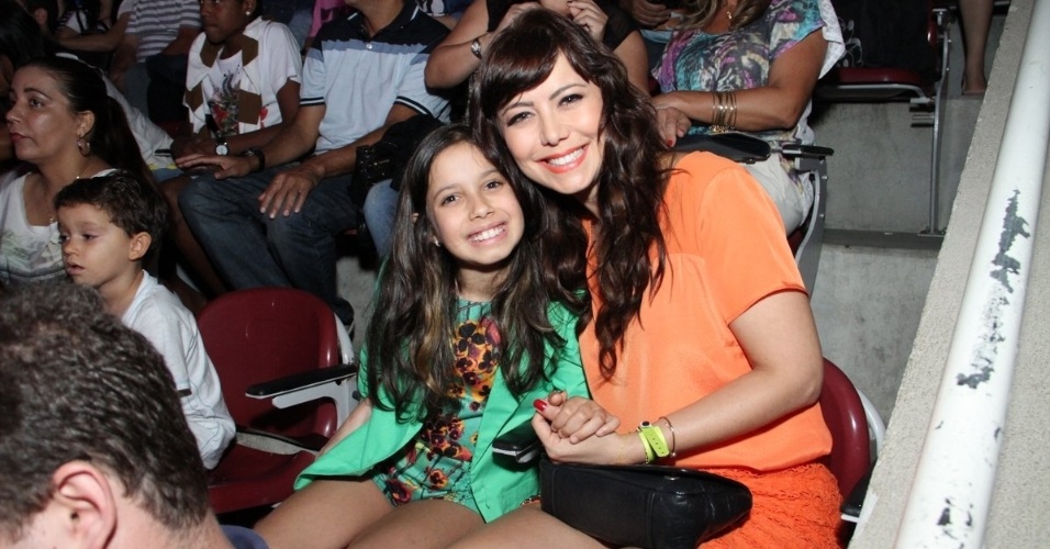 7.dez.2013 - A atriz Simone Soares e a filha prestigiaram o show "Natal Mágico da Xuxa" no estádio do Maracanãzinho, no Rio