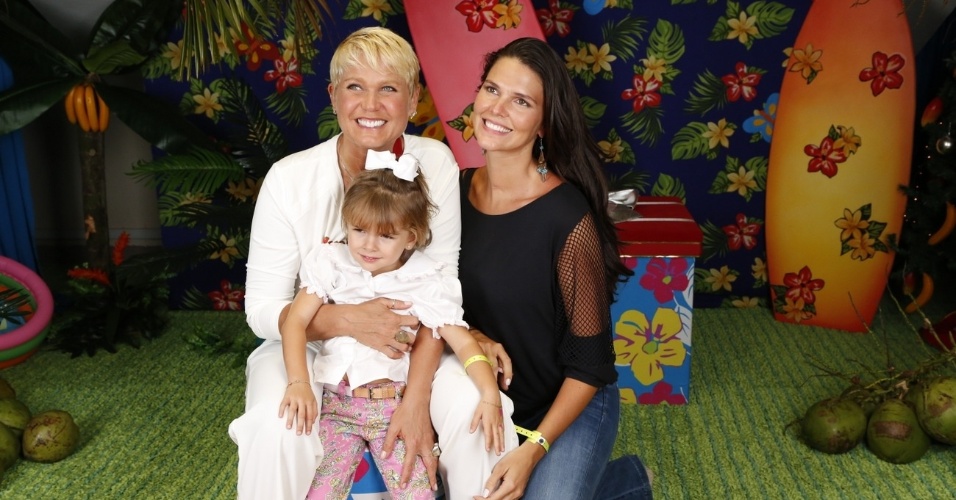 7.dez.2013 - Acompanhada da filha, Daniela Sarahyba prestigiou o show "Natal Mágico da Xuxa" no estádio do Maracanãzinho, no Rio
