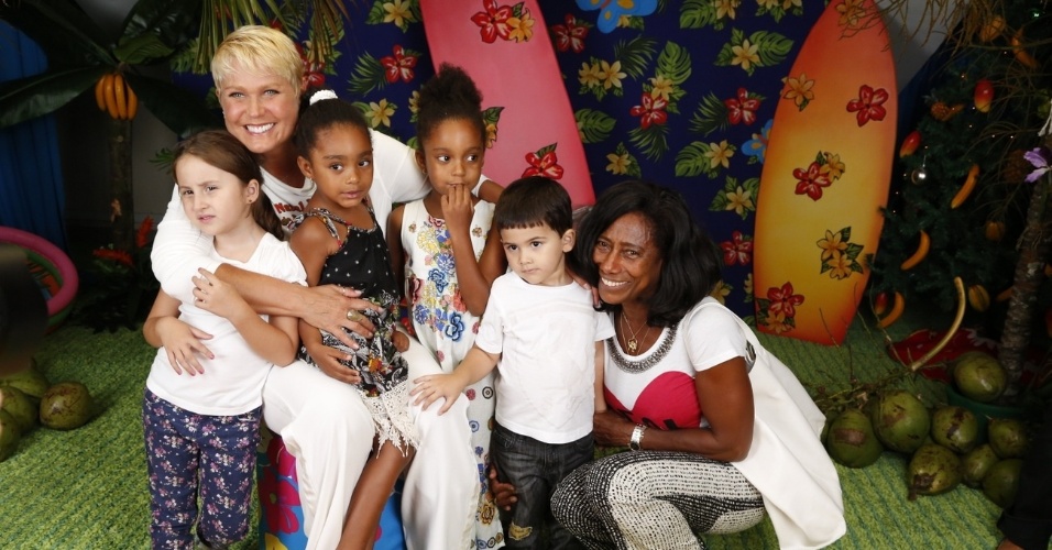 7.dez.2013 - Acompanhada das filhas, Gloria Maria prestigiou o show "Natal Mágico da Xuxa" no estádio do Maracanãzinho, no Rio
