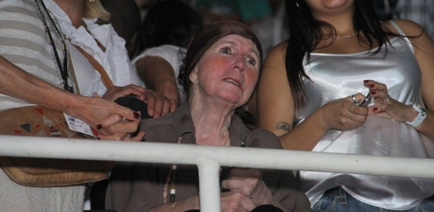 Alda, mãe da apresentadora Xuxa, prestigiou o show "Natal Mágico da Xuxa" no estádio do Maracanãzinho, no Rio. Alda sofre de Mal de Parkinson 