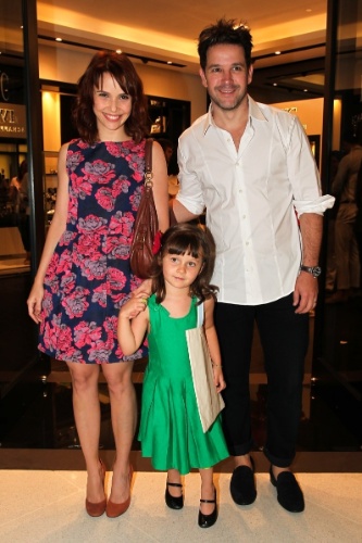 7.dez.2013 - Débora Falabella com a filha e Murilo Benício em evento no shopping JK Iguatemi em São Paulo