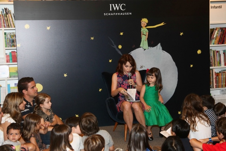 7.dez.2013 - Débora Falabella lê trechos do livro "O Pequeno Príncipe" com a filha Nina ao lado em evento em São Paulo