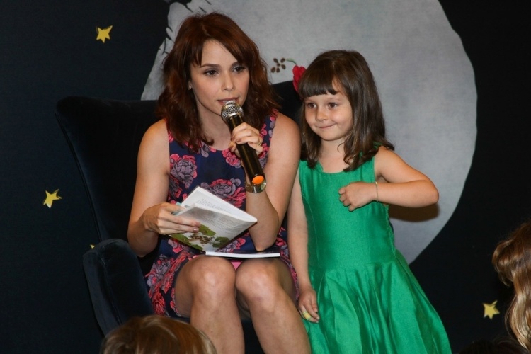 7.dez.2013 - Débora Falabella lê trechos do livro "O Pequeno Príncipe" com a filha Nina ao lado em evento em São Paulo