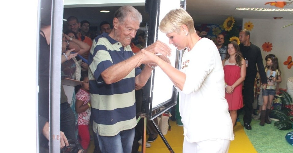 7.dez.2013 - Luiz Floriano, pai de Xuxa, prestigiou o show "Natal Mágico da Xuxa" no estádio do Maracanãzinho, no Rio