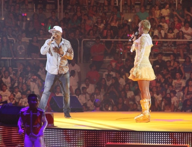 7.dez.2013 - O cantor Buchecha dividiu o palco com Xuxa no show "Um Natal Mágico", que aconteceu no Maracanãzinho, no Rio