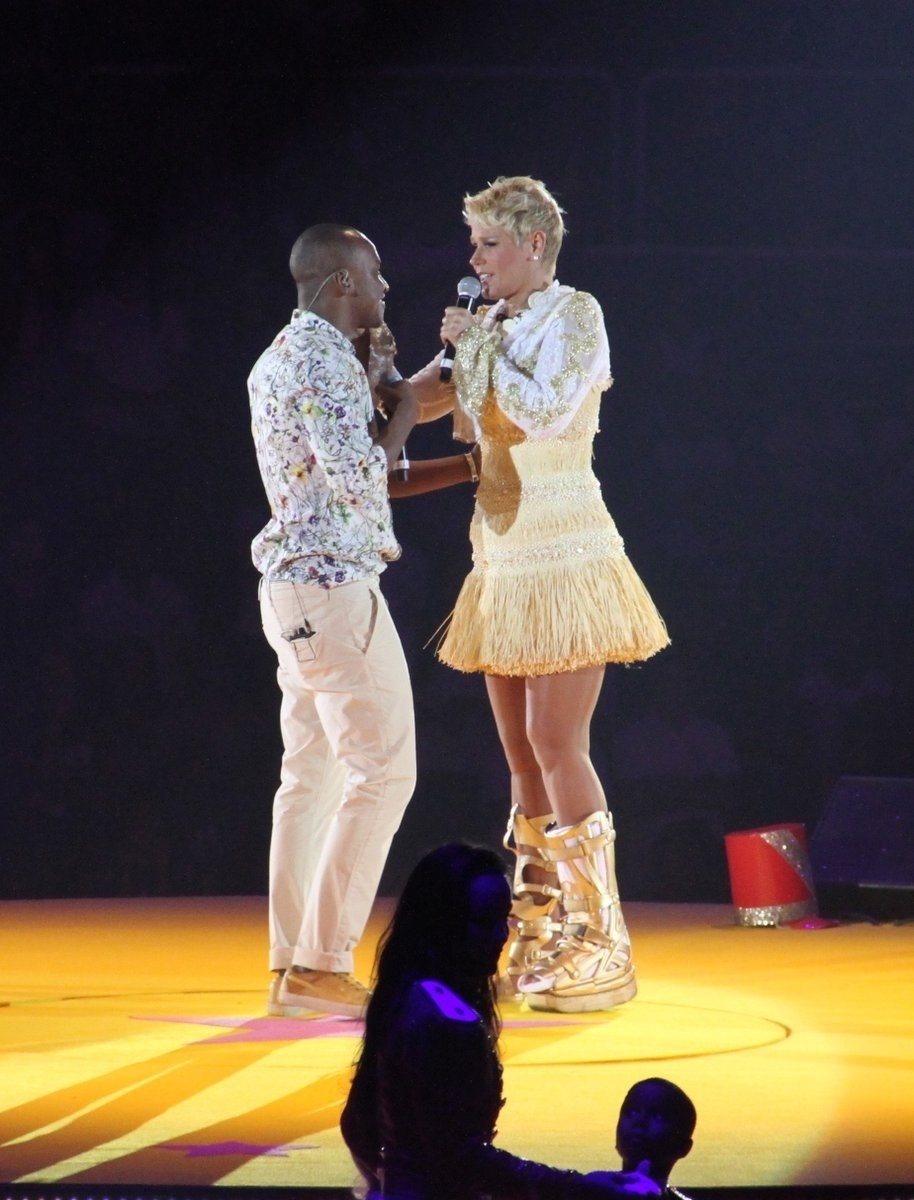 7.dez.2013 - O cantor Thiaguinho dividiu o palco com Xuxa no show "Um Natal Mágico", que aconteceu no Maracanãzinho, no Rio