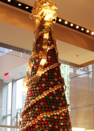 Árvore de Natal do hotel Ritz, na Carolina do Norte, feita com oito mil macarons - Divulgação